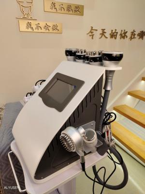 China 6 em 1 Laser de vácuo de radiofrequência RF 40K Cavi Lipo Slimming Máquina de cavitação de lipoaspiração ultrasônica à venda