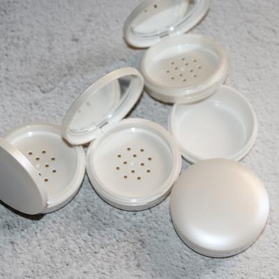 China Morden Cosmetics White Empty Packing Loose Powder Tube With Strainer for sale