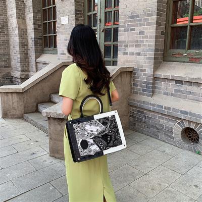 China 2021 Trend New Fashion Portable Silk Scarf Personalized Design Chain One-Shoulder Luxury Bag For Female for sale