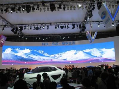 China P2.5mm Full color Rental LED Wall , High Pixel Pitch LED TV Screen with Front Service Aluminum Cabinet for sale