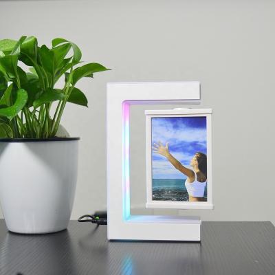 China Modern E Shape Triangle Shape Magnetic Floating Photo Frame for sale