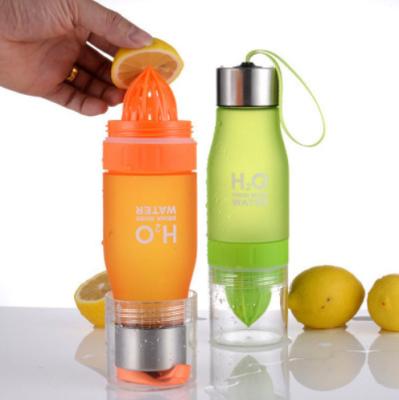 China Viable Outdoor Portable Fruit Infuser Water Bottle Juice Bottle Teapot With Infuser Tea Infuser Bottle for sale