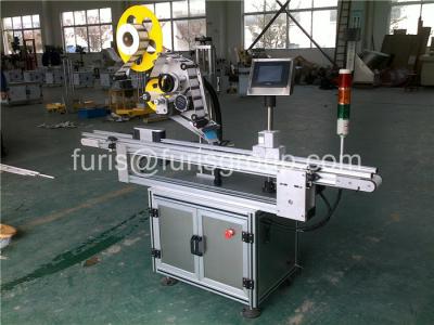 China Flache Flaschen-Etikettiermaschine des Sicherheits-automatische Aufkleber-Applikatorn-2400×1350×1500 Millimeter zu verkaufen