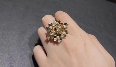 China Anel de diamante de ouro de 18 carats feito à mão com desenho de 8 flores polido em espelho à venda