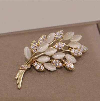 China Pink Crystal Zircon Pearl Safety Pin Diy Wheat Brooches Metal Ear Shape Exquisite Luxury Geometric Copper Brooch Pin for sale