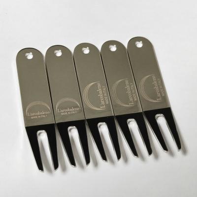 China OEM Stylish Metal Golf Digging Repair Bronze Tool With Engrave Logo Printing Custom Clip Pitch Golf Fork Wholesale for sale