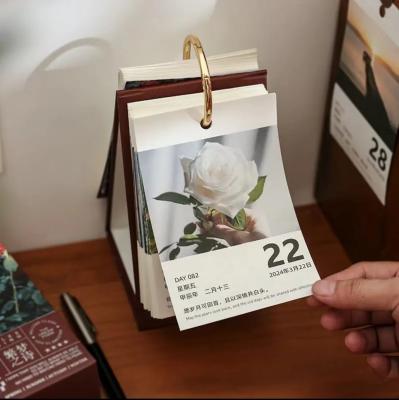 Chine Calendrier de l'Avent imprimé sur mesure Calendrier de bureau avec peintures de paysage déchirées à vendre