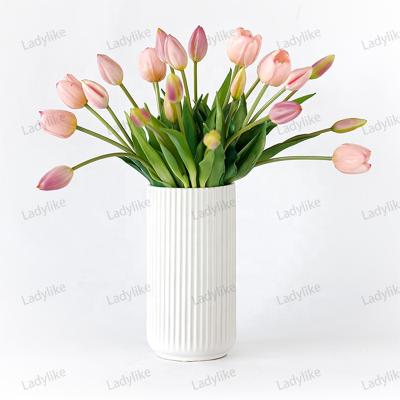 China Artificial Tulip Bunch Silk Flower Bouquet Bouquet Floral Arrangement Wedding Of Artificial Tulip 7 Heads for sale