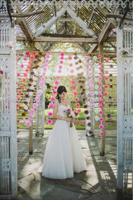 China Yiwu Factory Wholesale Handmade Tissue Paper Flower Silk Hanging Garland, Photo Booth Backdrop, Wedding Ceremony Backdrop, Decorative Tissue Paper Ball for sale