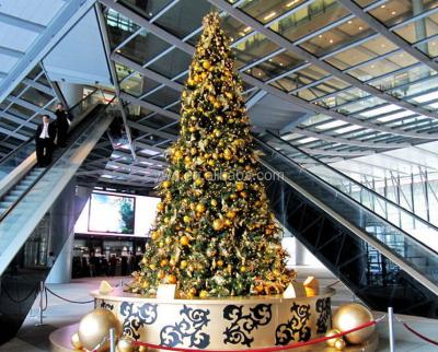 China 7m Tall Ceramic Christmas Tree Lighted Outdoor Outdoor Christmas Tree With Santa for sale