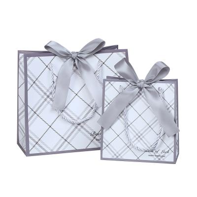 China Recyclable Custom Cool Simple Style Large Plaid Paper Bags Wedding Return Gift Bag Birthday Pouch for sale