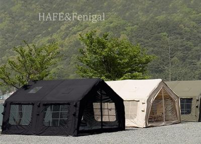 China Tenda de campamento inflable de aire verde del ejército 13.6 al aire libre Construcción gratuita Una habitación Una sala de estar Cima impermeable a la lluvia en venta