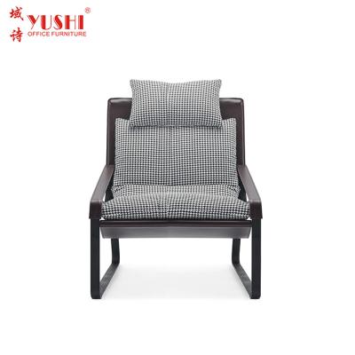 China Latest Design Cozy Saddle Leather Fabric Bedroom Single Chaise Lounge Chair for sale