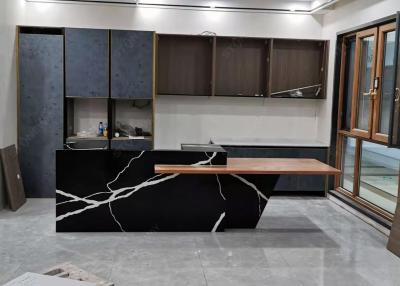 China Zwart-witte gebouwde steencountertops Samengestelde Steenkeuken Worktops Te koop