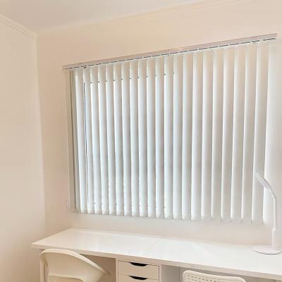 Chine CLASSIC Plug & Play Semi Vertical 100% Polyester Blackout PVC Blind à vendre