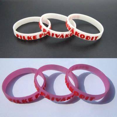 China Eco-friendly UV Sensitive Silicone Wristband Soft Color Changing Silicone Soft Custom UV Reflective Wristband for sale