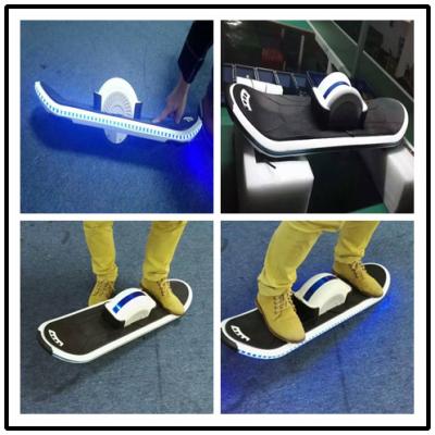 Chine Une planche à roulettes électrique de équilibrage intelligente de hoverboard d'individu de roue avec les lumières menées et le Bluetooth à vendre