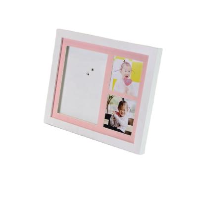 China Fashionable Hot Selling High Quality White Wooden Footprint Mat With Three Opening Baby Handprint Baby Photo Frame for sale