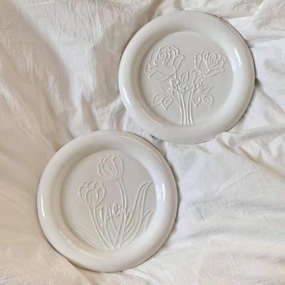 China Viable Korean Chubby White Glossy Relief Tulip INS Ceramic Breakfast Dish Dessert Flat Salad for sale