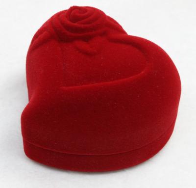 China Color rojo de la pequeña de la joyería de la baratija del corazón caja del terciopelo reciclado para casarse en venta