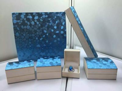 Chine Boîte en plastique bleue de bijoux de perle, boîtes en similicuir d'emballage de cadeau à vendre