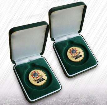 China Las cajas de moneda de congregación verdes de la caja del terciopelo de la joyería se reunieron las monedas que embalaban para la ceremonia en venta