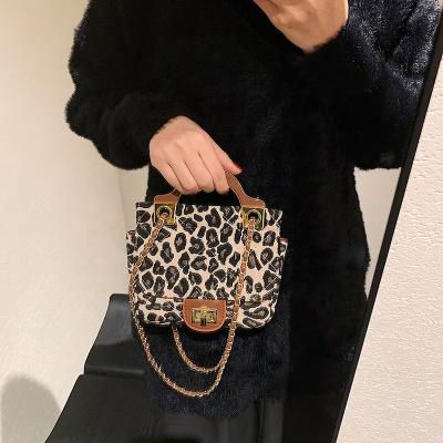 China Lady Suka Factory Price New Fashion Leopard Print Handbag Square One Shoulder Bag Lady Bag Laser Chain Handbags for sale