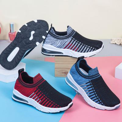 China Hot men's running shoe men's fashion trend design breathable sneakers Fly-knitted men's sport shoes factory price suka for sale