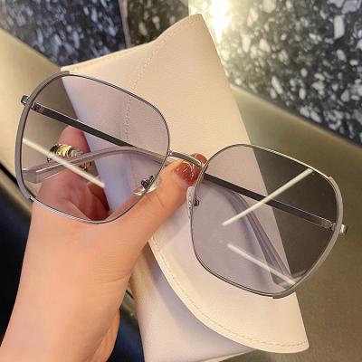 China New Fashion Men's Sunglasses Metal Frame Women Sunglasses Anti-UV Lenses Korean Stylish Personality Simple Design Anti-UV Lenses for sale