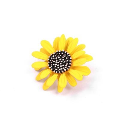 China Hot Selling Elegant Women Elegant Daisy Sunflower Flower Brooch Elegant All-match Low Price High Quality for sale