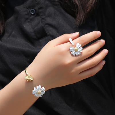 China Women Casual Enamel Bangle Ring Jewelry Sets Open Cute Daisy Flower Vintage Bee Daisy Adjustable Gold Plated Cuff Bangle Bracelet for sale