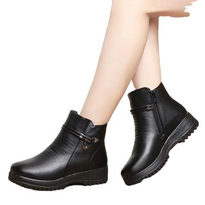 China Winter Anti-slippery Mother's Shoes Plus Soft Bottom Middle-aged Shoes Non-slip Warm Velvet Cotton Flat Bottom Soft Leather Women's Shoes for sale