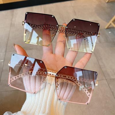 China 10 Years Experience 2021 Manufacturer Fashion Gradient Square Rivet Frame Women Vintage Oversized Metal Shades Chain Sunglasses for sale