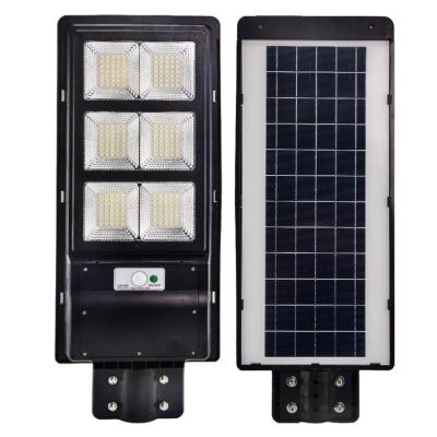 China Solar LED Parking Lot Lights With IP66 Waterproof & 50000H Lifespan 140LM/W Lamp Luminous Efficiency en venta