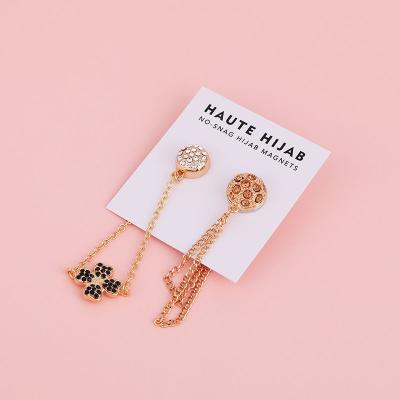 China Viable Fancy Diamond Scarf Pins Magnet Brooches Malaysia Crystal Decorated Muslim Hijab Pins With Chain for sale