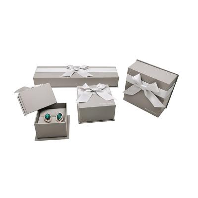 China Custom Luxury Jewelery Performance Jewelry Gift Box Hand Made / Mature White Necklace Gift Box for sale