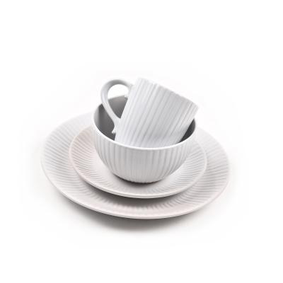 China Kitchen Tableware High Quality Viable White Embossed Ceramic Dinnerware Set Te koop