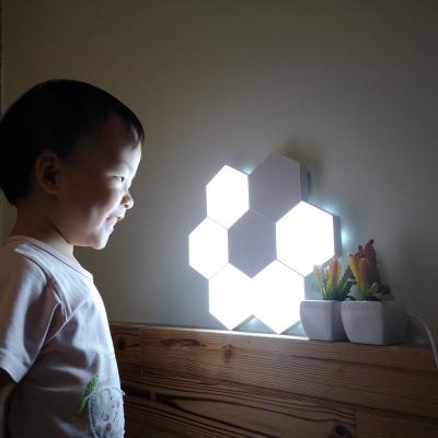 China 2021 DIY Modern Creative Single Color Touch Controlled Modular Led Hexagonal Light For Home Decoration for sale