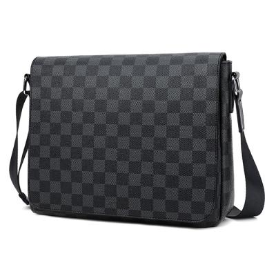 China Newspaper used lattice wholesale large capacity single shoulder new men's messenger bag fashion cross bags for sale