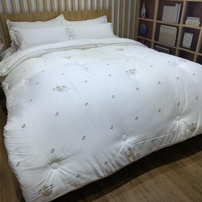 China Manufacturer 60S Cotton Winter Fabric Luxury Home Hospital Resorts Hotel Bed Quilt 100% Warm Quilt for sale