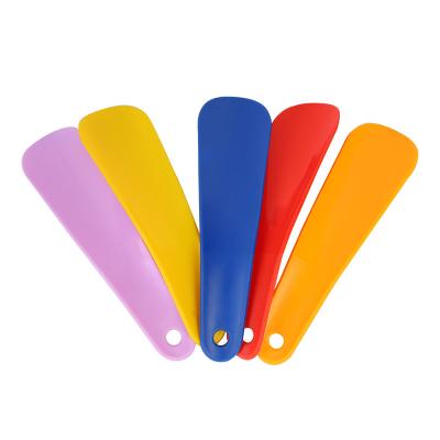 China Plastic Colorful Strong Short Shoehorn, Mens Womens Kids Shoe Lifter Plastic Shoe Aid Wear Shoe Horn Customized Logo for sale