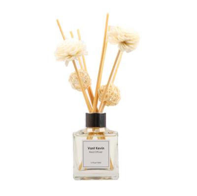 China 150ml OEM/ODM Multi Viable Fragrances Aromatherapy Air Freshener Aroma Reed Diffuser With Flower Sticks for sale