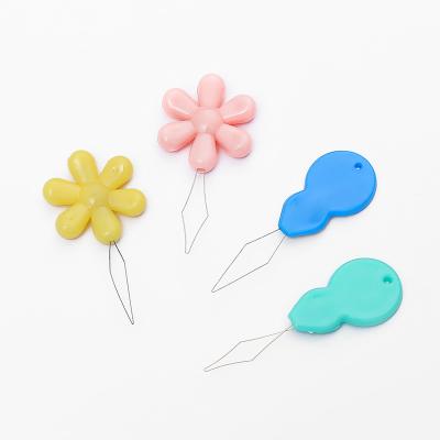 China Wholesale JP Household Easy Needle Threader Colored Hand Accessories Tool Sewing Handy Flower And Gourd Shape Plastic Needle Threader for sale