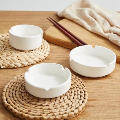 中国 Eco-friendly General Plain Porcelain White Ashtray For Hotel And Restaurant 販売のため