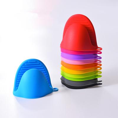 China A more superior heat-resistant non-slip silicone Oven Hand Clip Two-Finger Mitts for sale