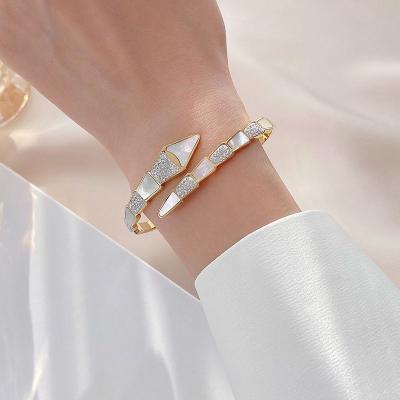 China 2021 Wholesale New Arrival Fashion Moments Heart Closure Snake Chain Bracelet Rose Gold Plated Jewelry Stainless Steel Bangle Bracelet for sale