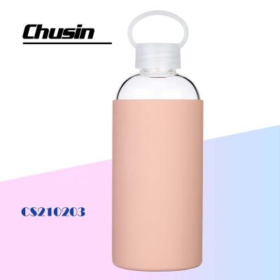 China Borosilicate Glass Sustainable Water Bottle 550ml With Silicone Covered And Plastic Lid for sale