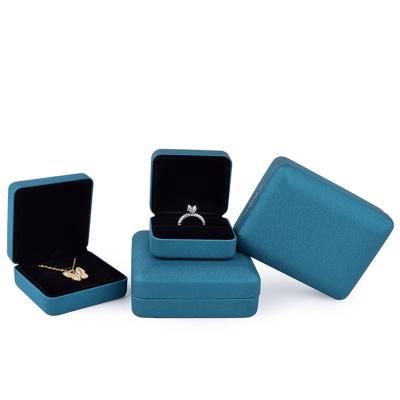 China Jewelry box 2021 green-blue plastic packaging leather jewelry box wedding wholesale Valentine bracelet necklace durable factory ring gift for sale