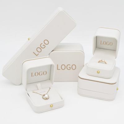 China Wholesale Custom Fashionable Necklace Ring Bracelet Earring Logo Leather Jewelry Box Luxury White Leather Jewelry Box for sale