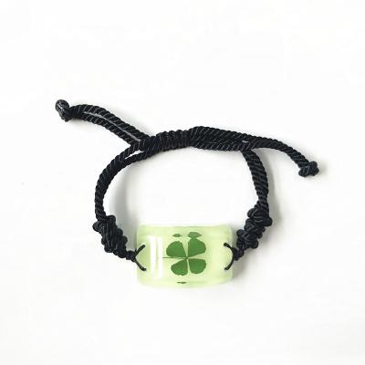 China Lucky Fashion Jewelry Good Quality Acrylic Four Glow Bracelet 4 Leaf Clover Bracelet Women and Ladies for sale